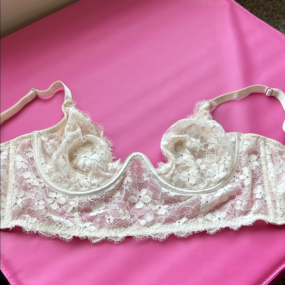 Victoria’s Secret NWT 34D Elegant Lace Underwire Bra